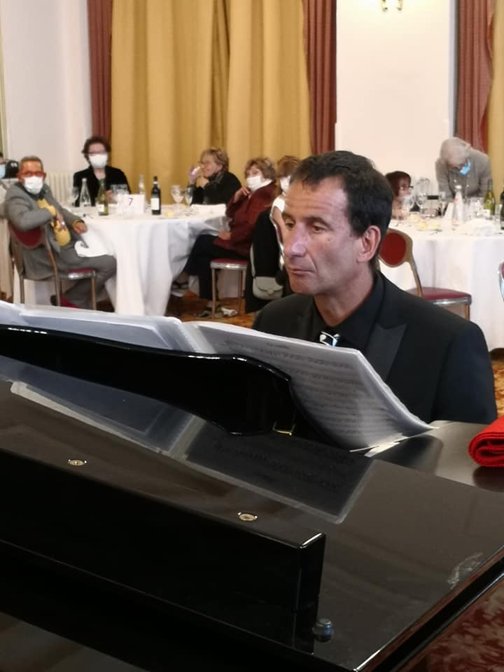 Il maestro Andrea Albertini al pianoforte.
